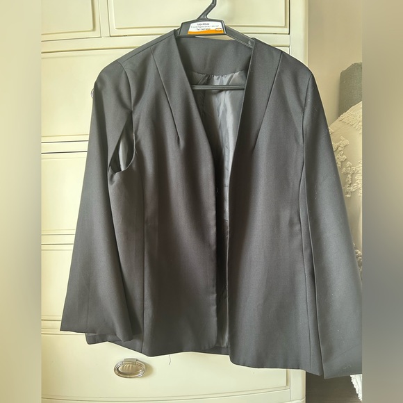 Elegant Black Women's Cape - Picture 2 of 9